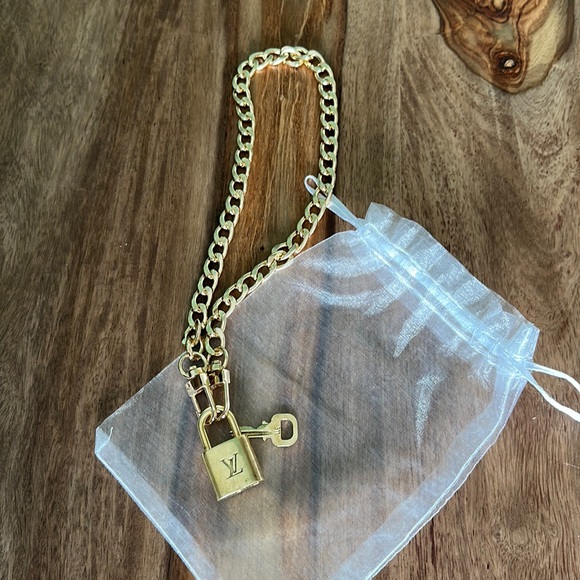 Louis Vuitton Padlock Lock and Key #311 & necklace gold 18” unbranded nwot - Picture 2 of 12